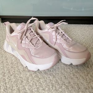 Nike RYZ Sneaker in Dusty Rose Light Pink